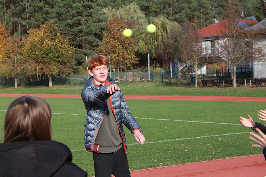 Schüler spielt mit Tennisball am Grünheider Gesundheitstag