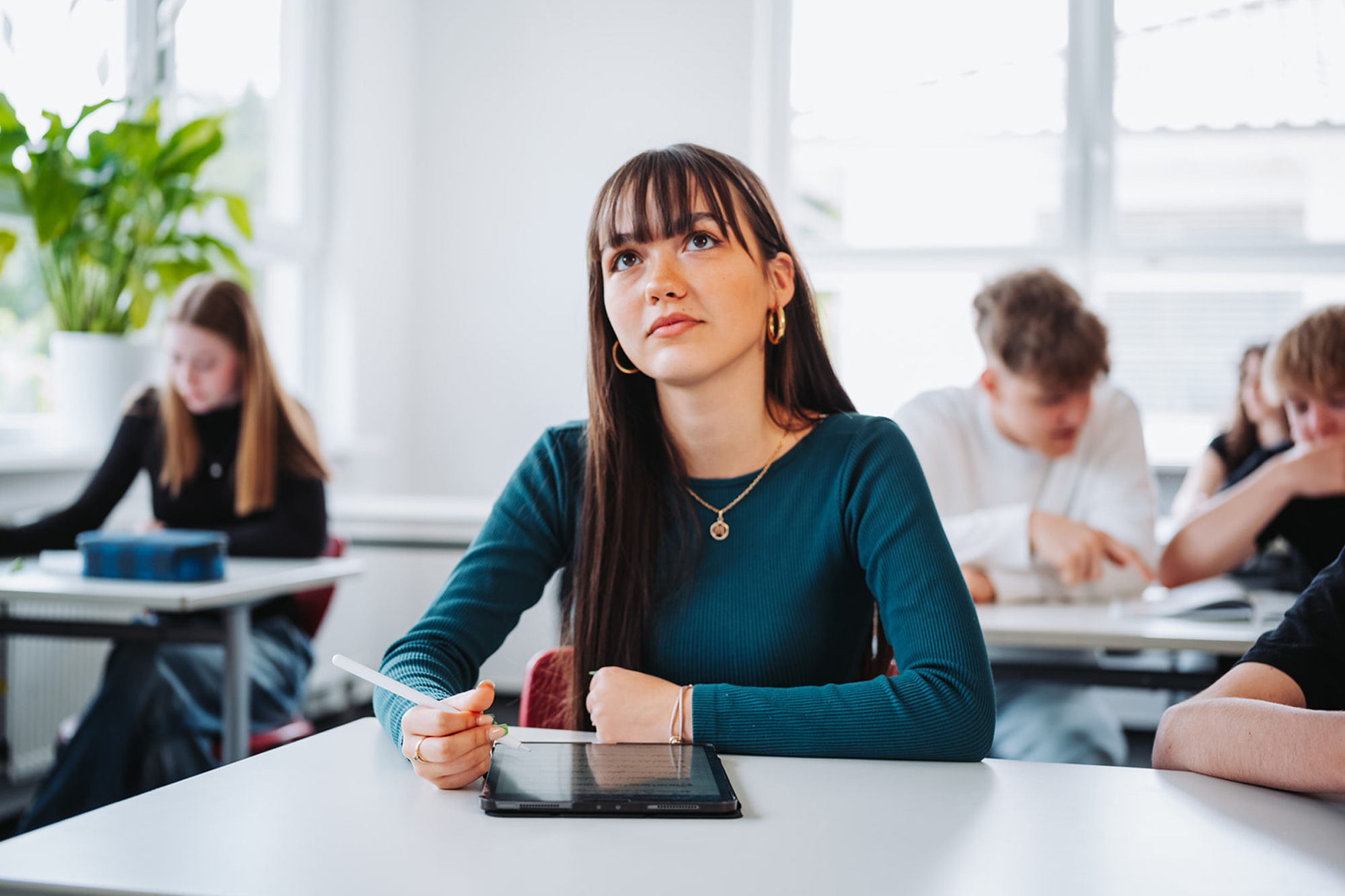 lernende Schüler im Unterricht der Konzeptfächer